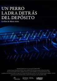 Un perro ladra detr&aacute;s del dep&oacute;sito